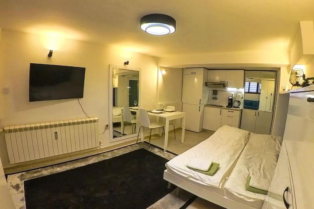Studio With Courtyard Just Steps Away Vitosha Str Sofia Buitenkant foto